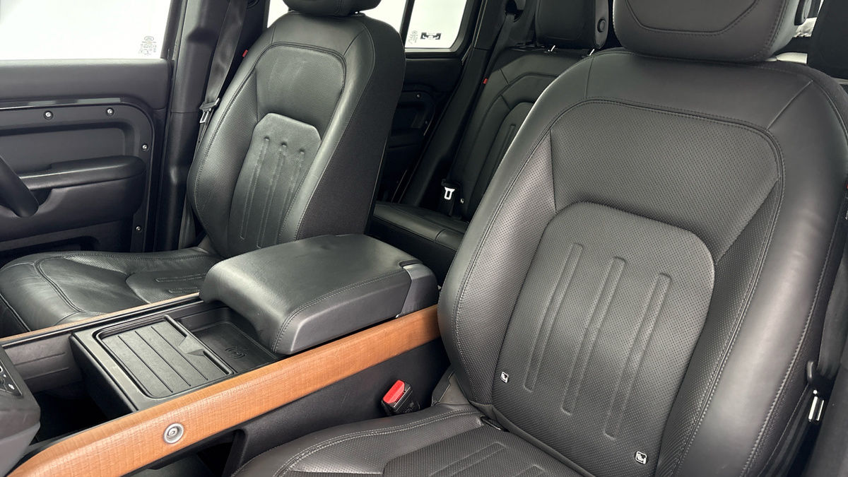 Land Rover Defender 110 Image 7