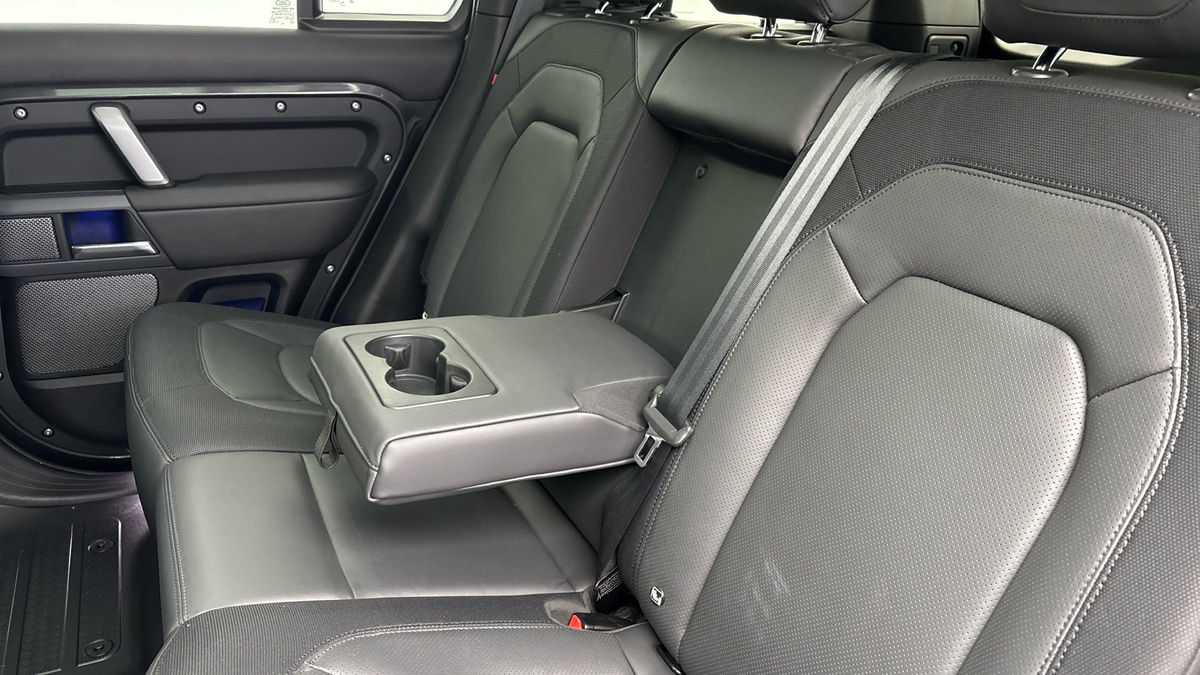 Land Rover Defender 110 Image 9