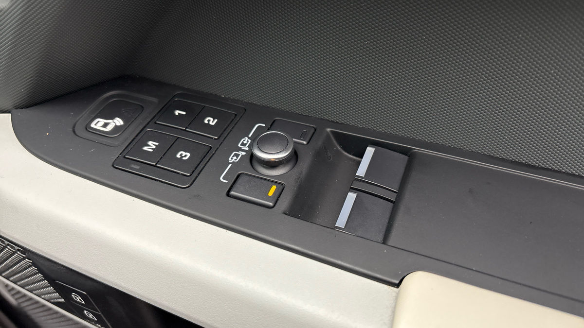 Land Rover Defender 90 Image 26