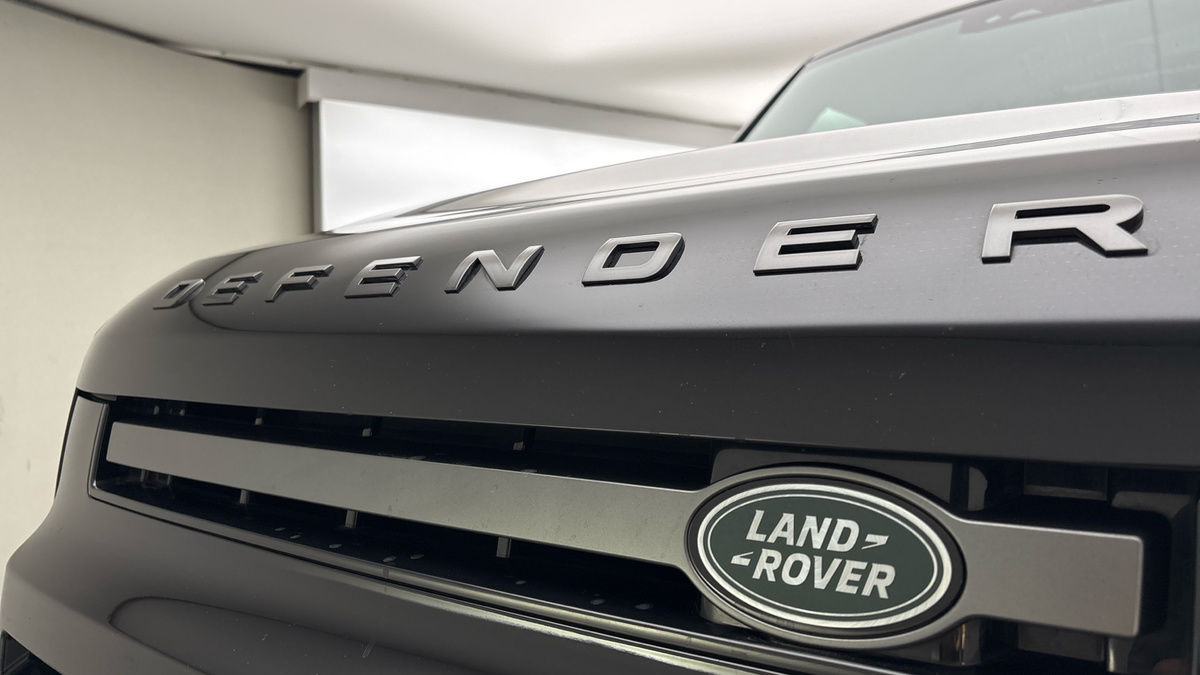 Land Rover Defender 110 Image 24