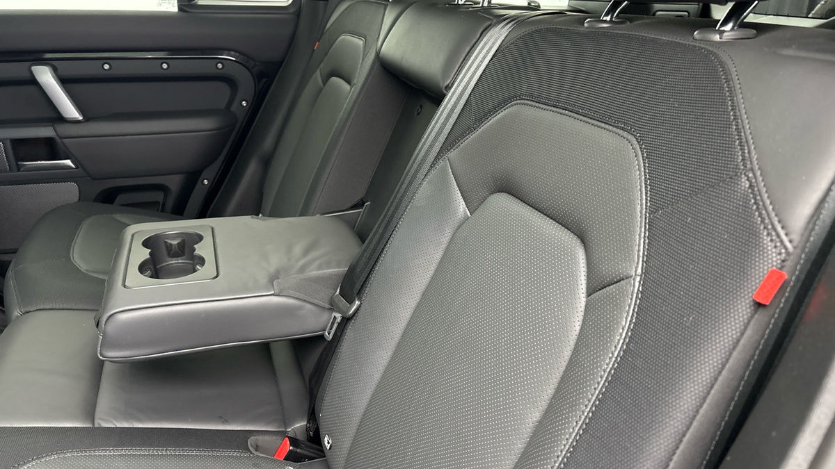 Land Rover Defender 110 Image 9