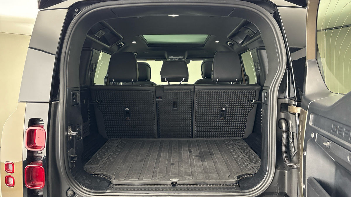 Land Rover Defender 110 Image 11