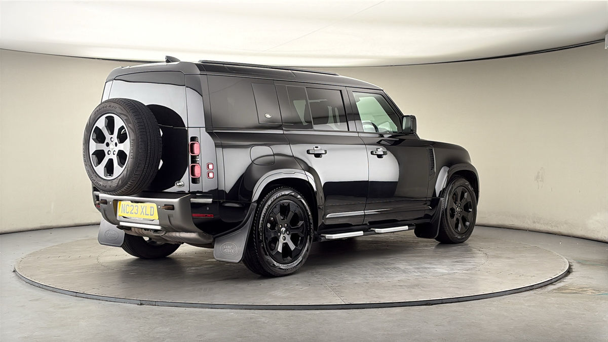 Land Rover Defender 110 Image 21