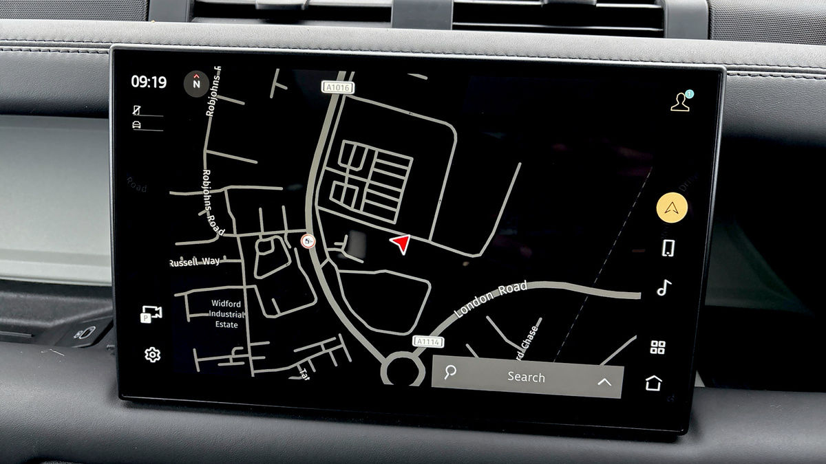 Land Rover Defender 110 Image 17