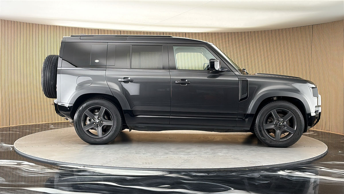 Land Rover Defender 110 Image 16