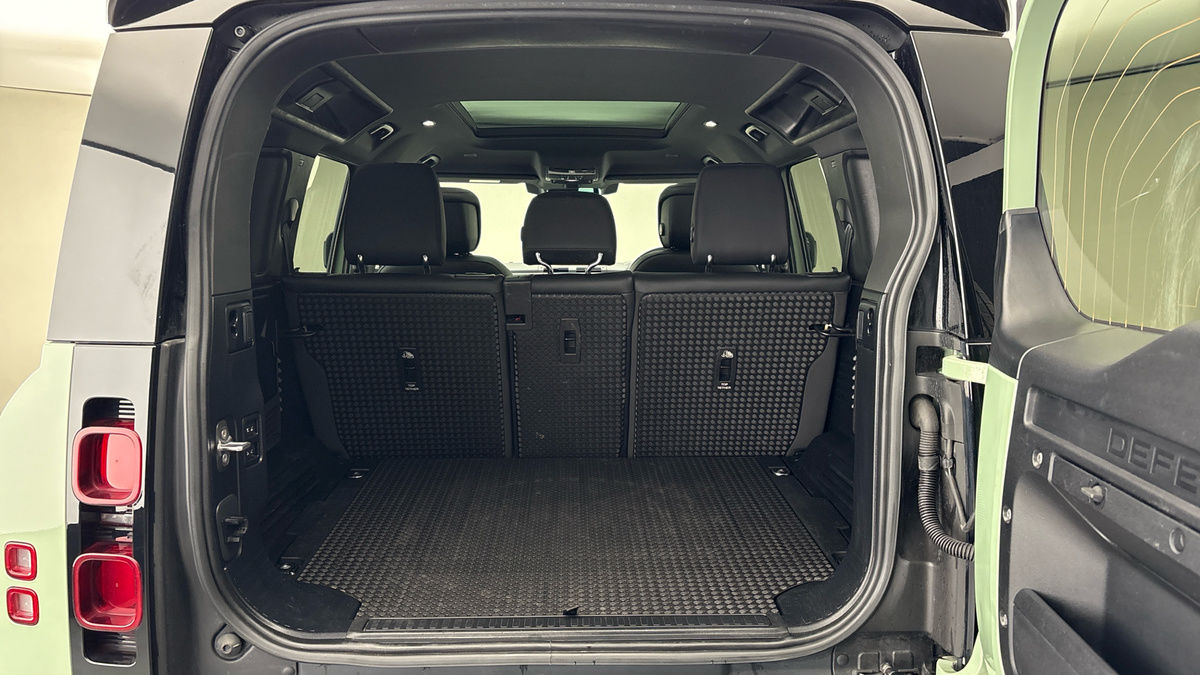 Land Rover Defender 110 Image 11
