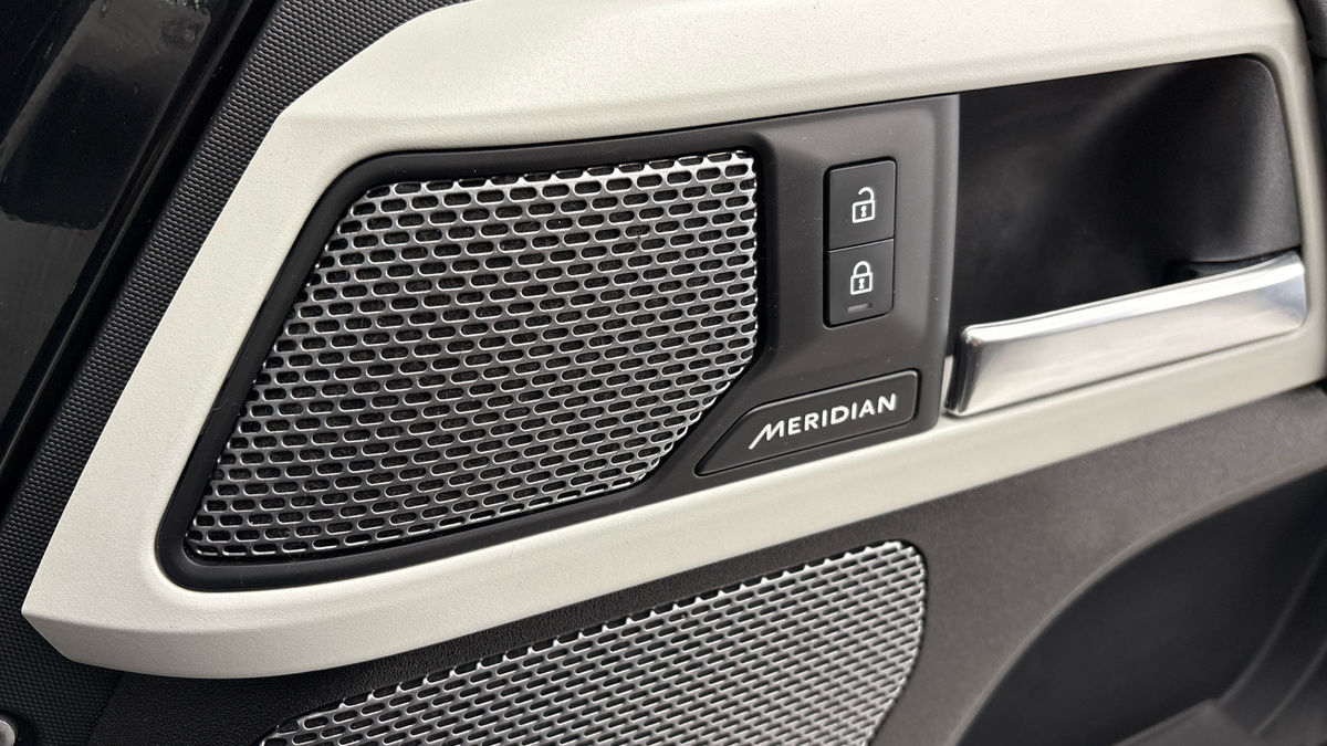 Land Rover Defender 110 Image 25