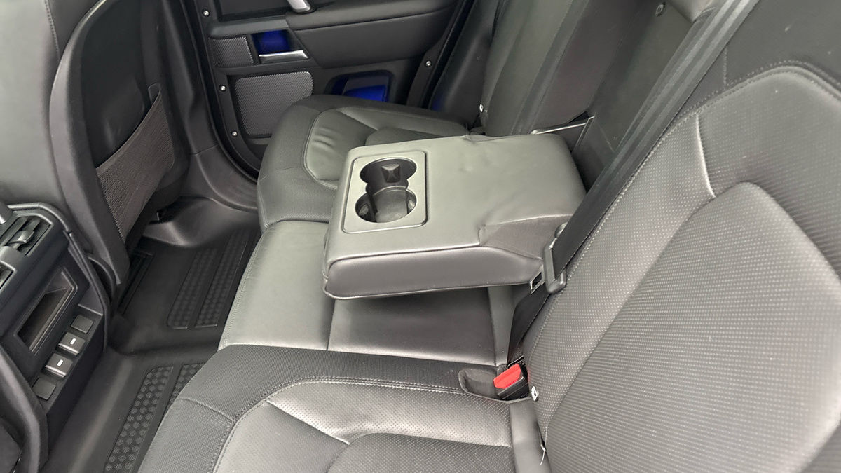 Land Rover Defender 110 Image 9