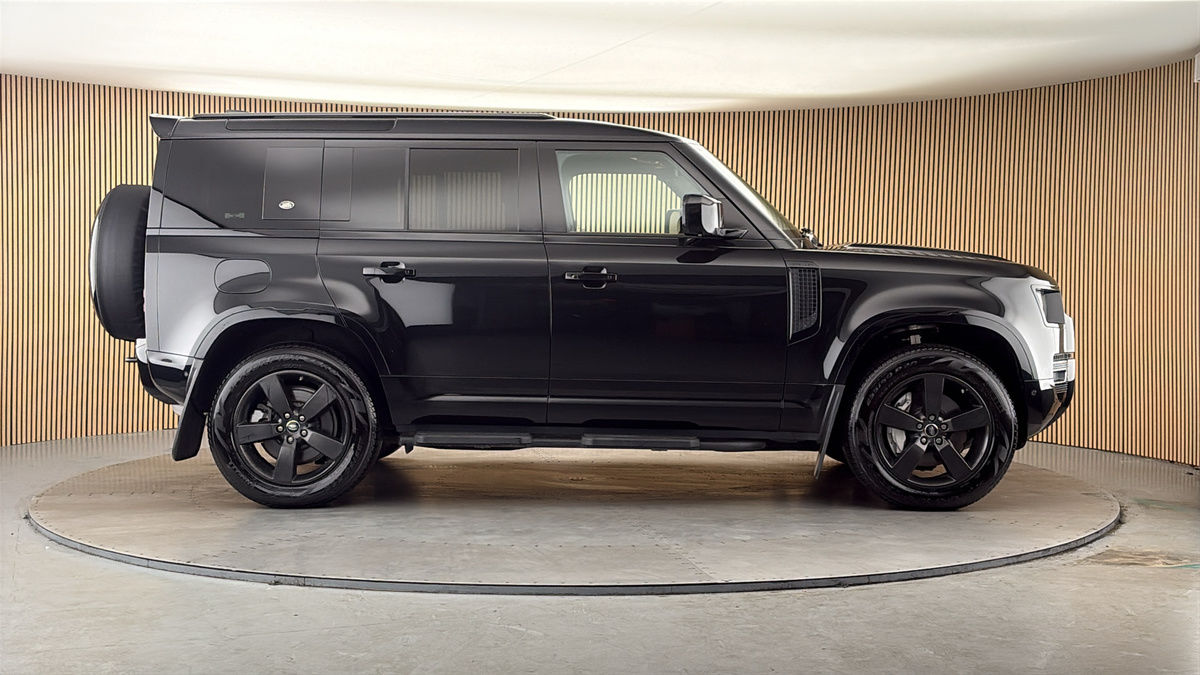 Land Rover Defender 110 Image 16