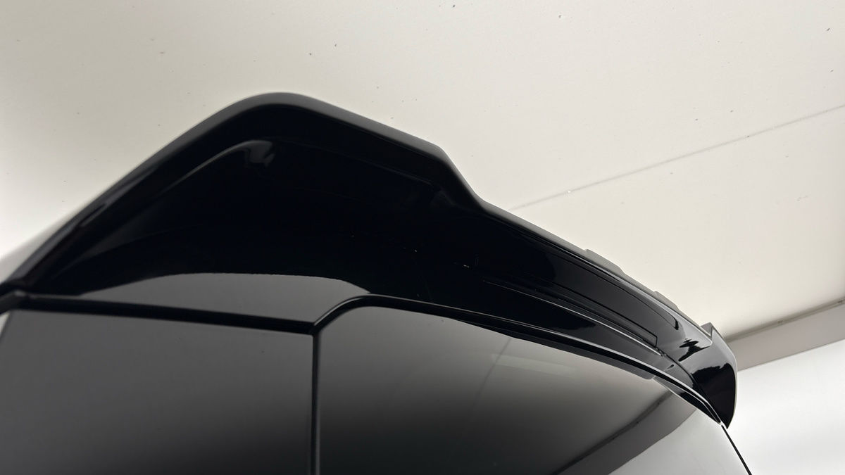 Land Rover Defender 110 Image 28