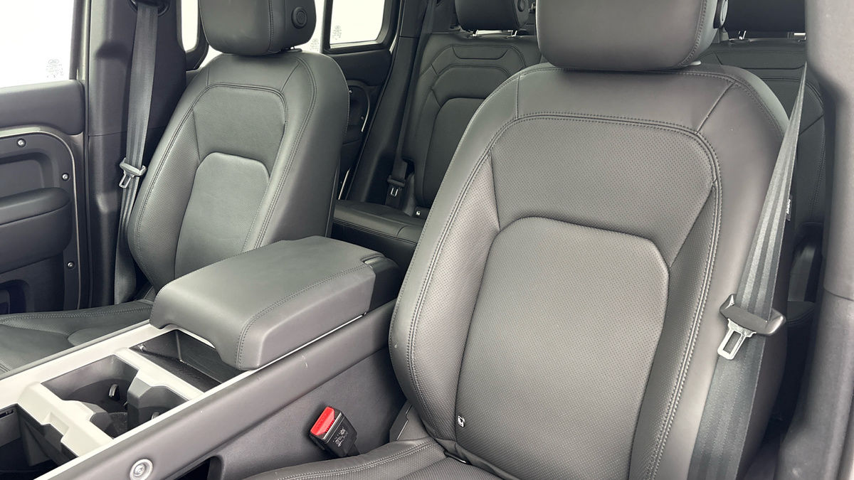 Land Rover Defender 110 Image 7