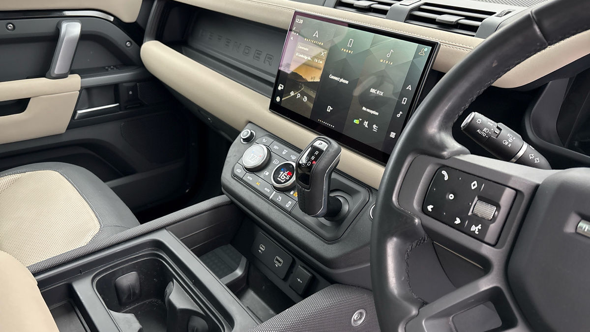 Land Rover Defender 110 Image 18