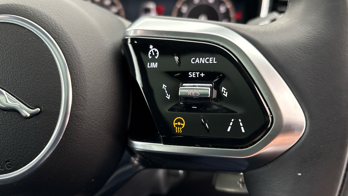 Jaguar F-PACE Image 30