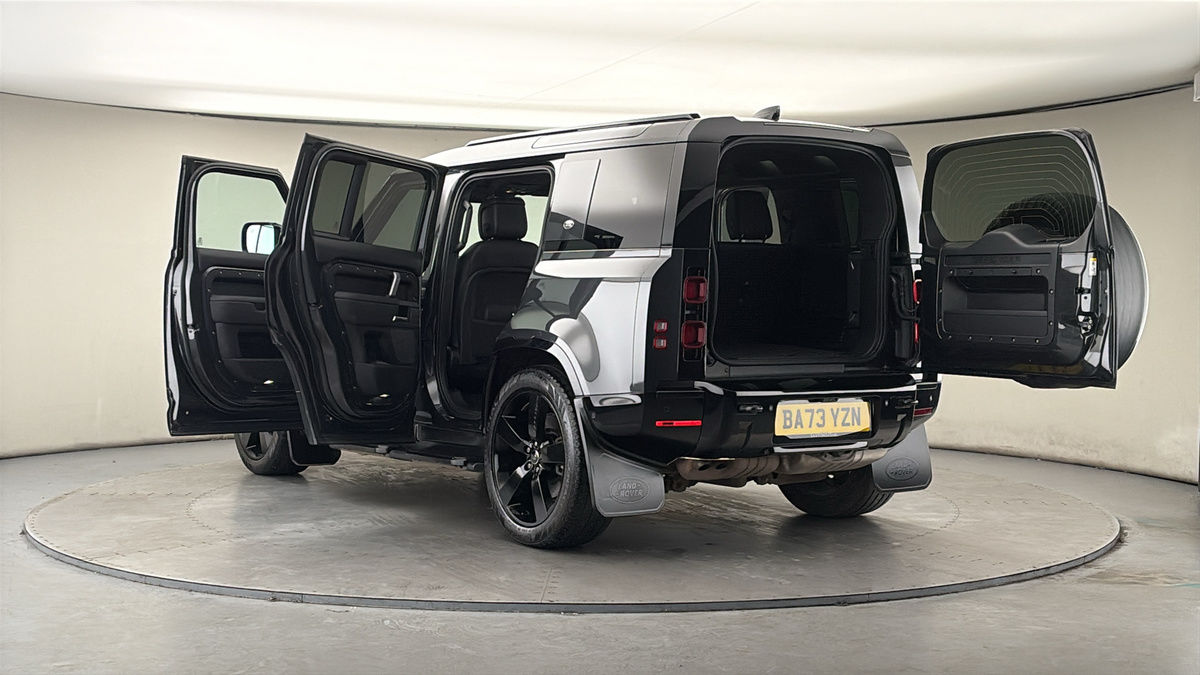 Land Rover Defender 110 Image 23