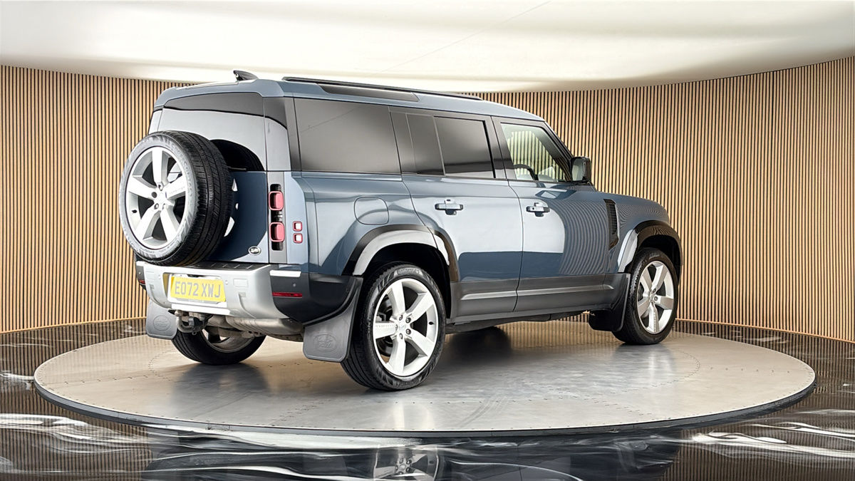 Land Rover Defender 110 Image 21