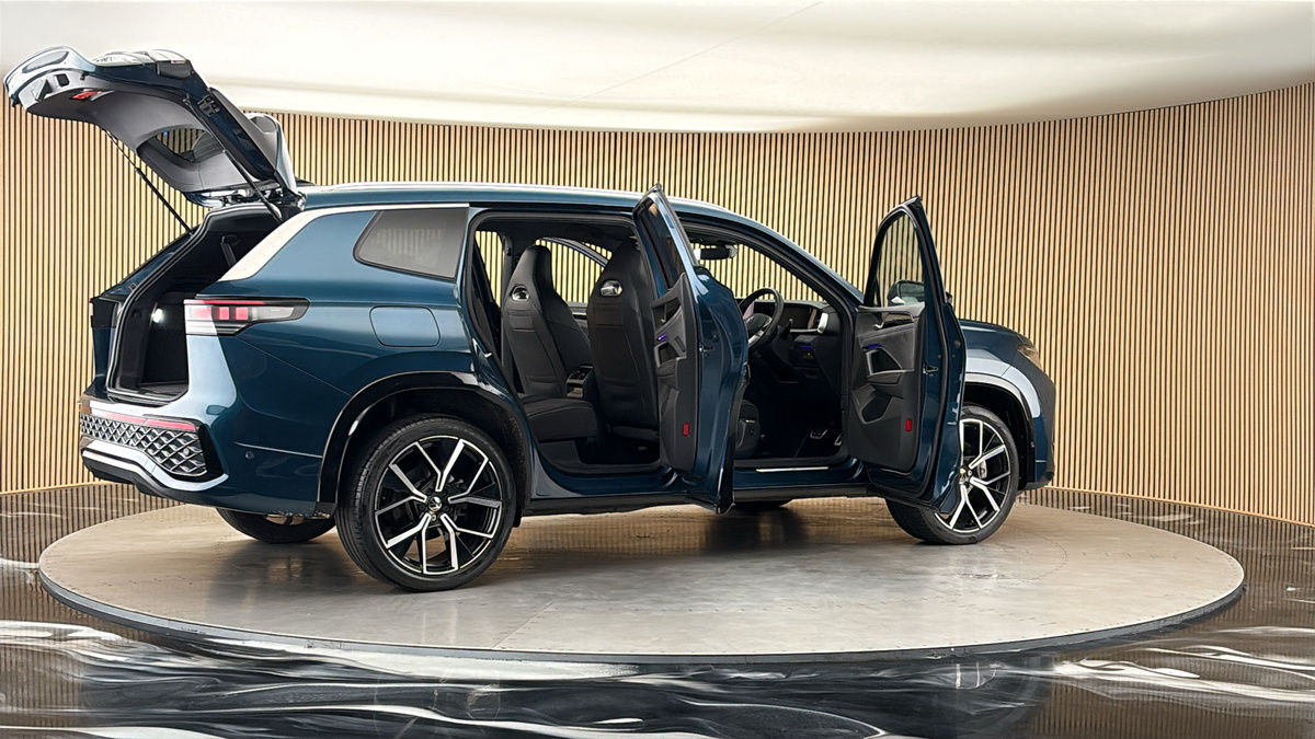 More views of Volkswagen Tayron