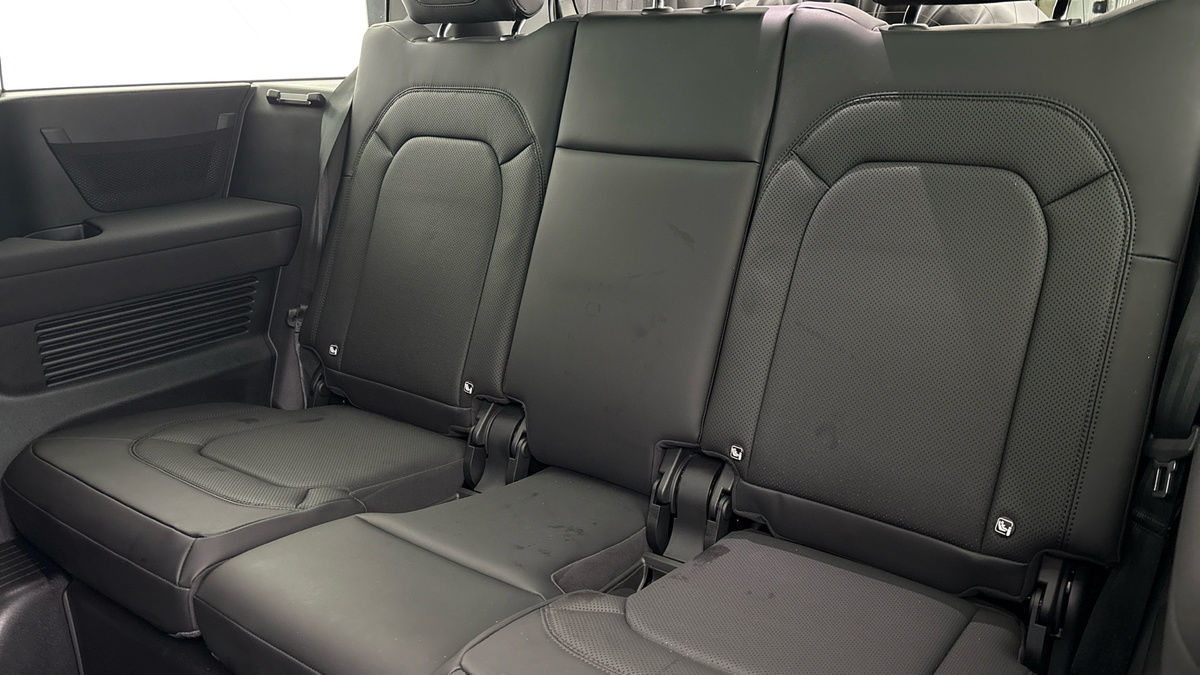 Land Rover Defender 130 Urban Image 27