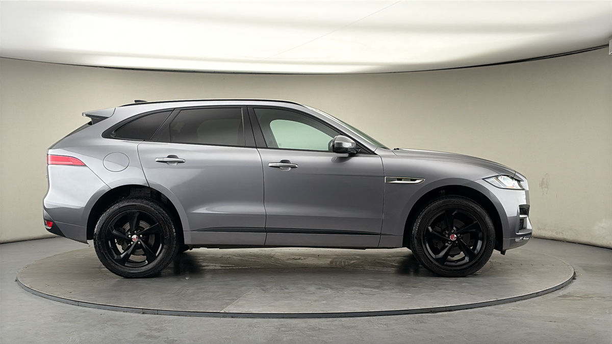 Jaguar F-PACE Image 16