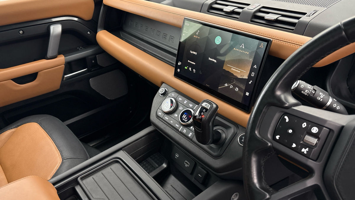 Land Rover Defender 130 Image 18