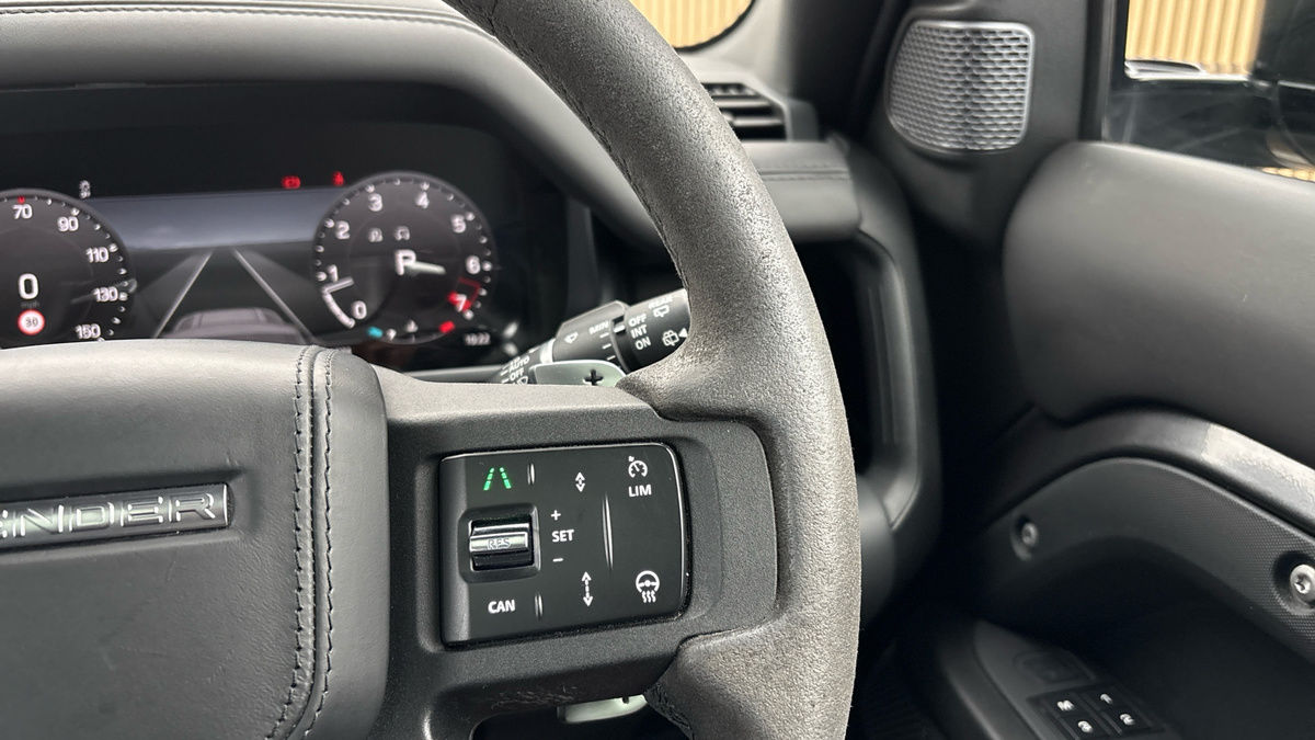 Land Rover Defender 110 Image 14