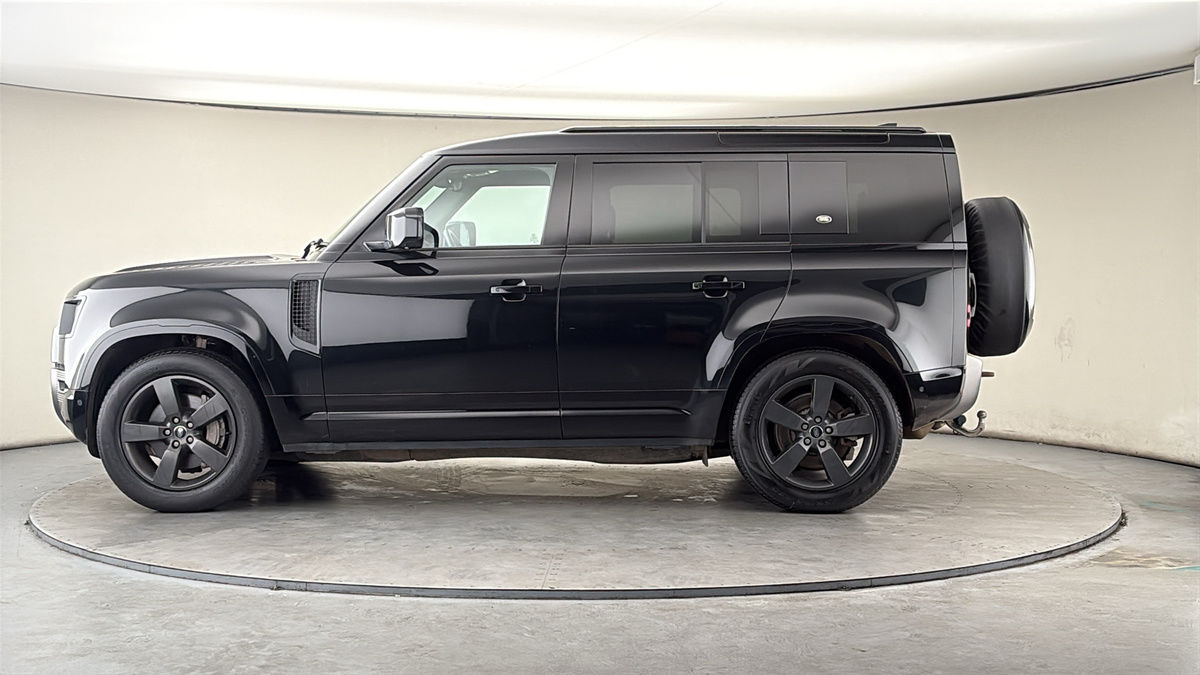 Land Rover Defender 110 Image 15