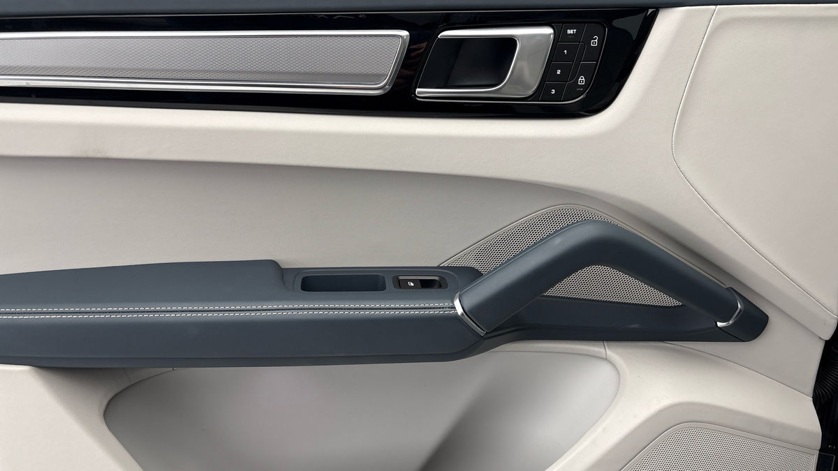 Porsche Cayenne Image 19