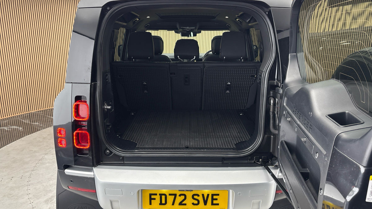 Land Rover Defender 110 Image 11