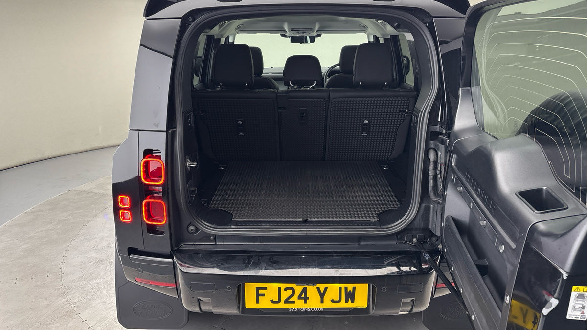 Land Rover Defender 110 Image 11