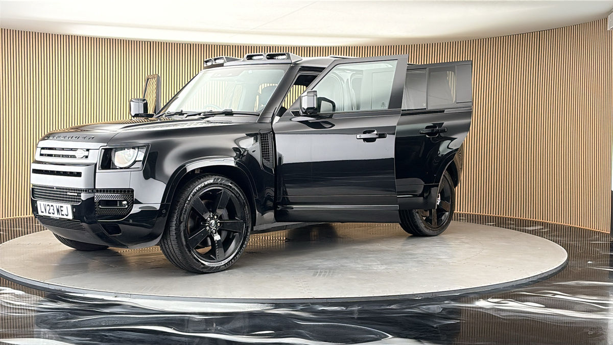 Land Rover Defender 110 Image 22