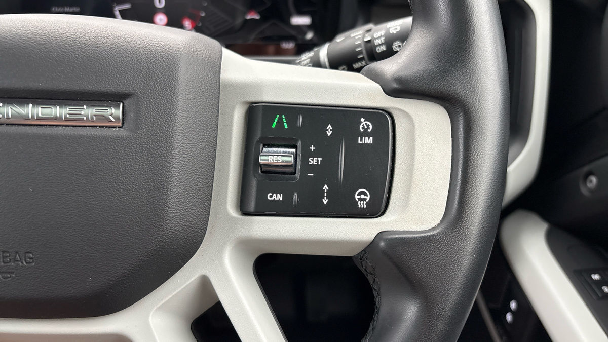 Land Rover Defender 110 Image 14