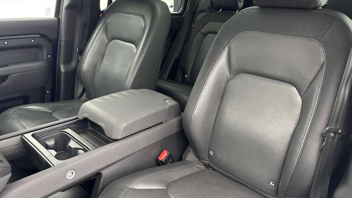 Land Rover Defender 110 Image 7