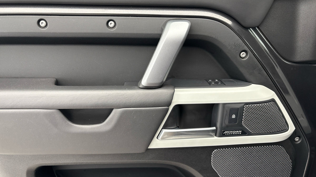 Land Rover Defender 110 Image 19