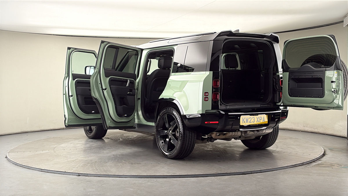 Land Rover Defender 110 Image 23