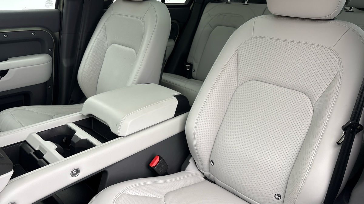 Land Rover Defender 110 Image 7