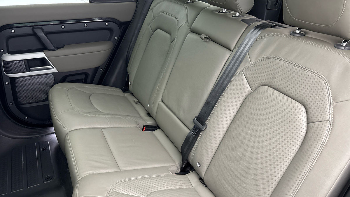 Land Rover Defender 110 Image 8