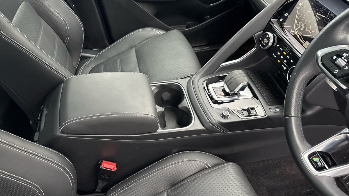 Jaguar E-PACE Image 18