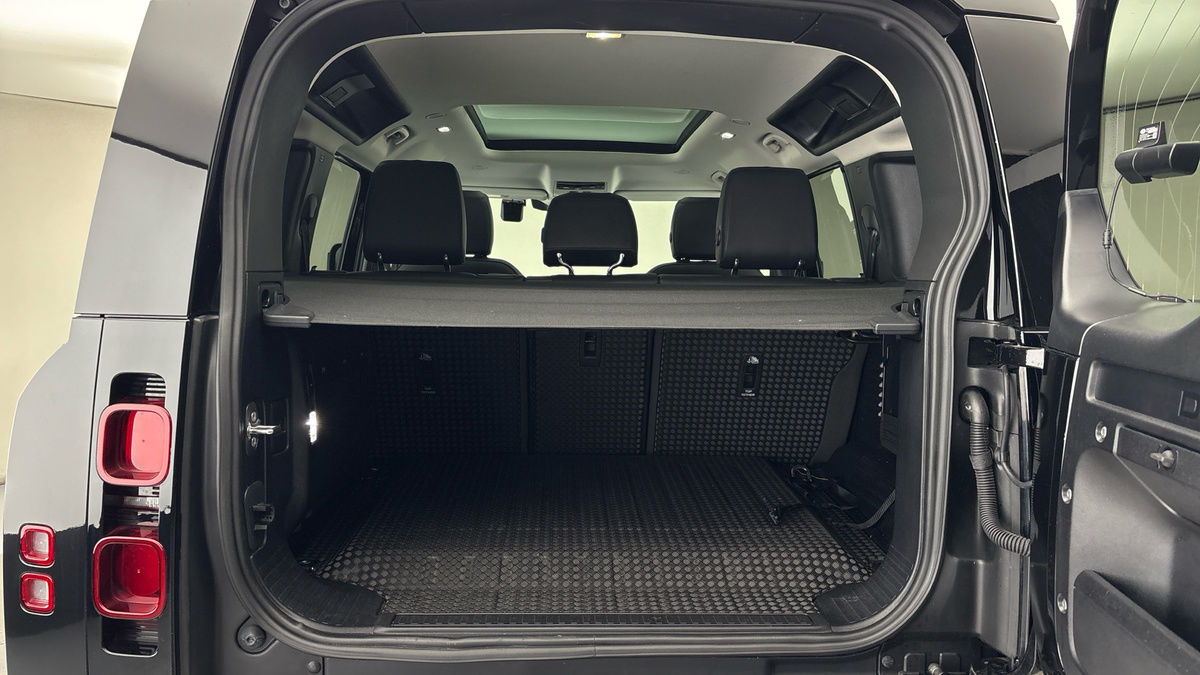 Land Rover Defender 110 Image 11