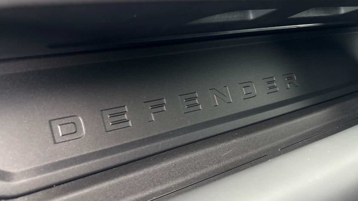 Land Rover Defender 110 Image 36