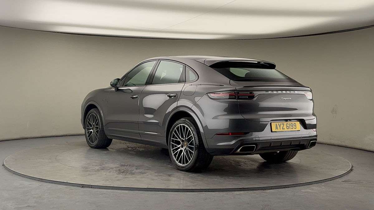 Porsche Cayenne Image 2