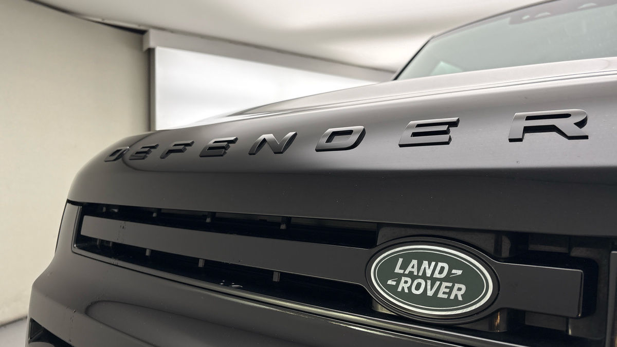 Land Rover Defender 110 Image 24