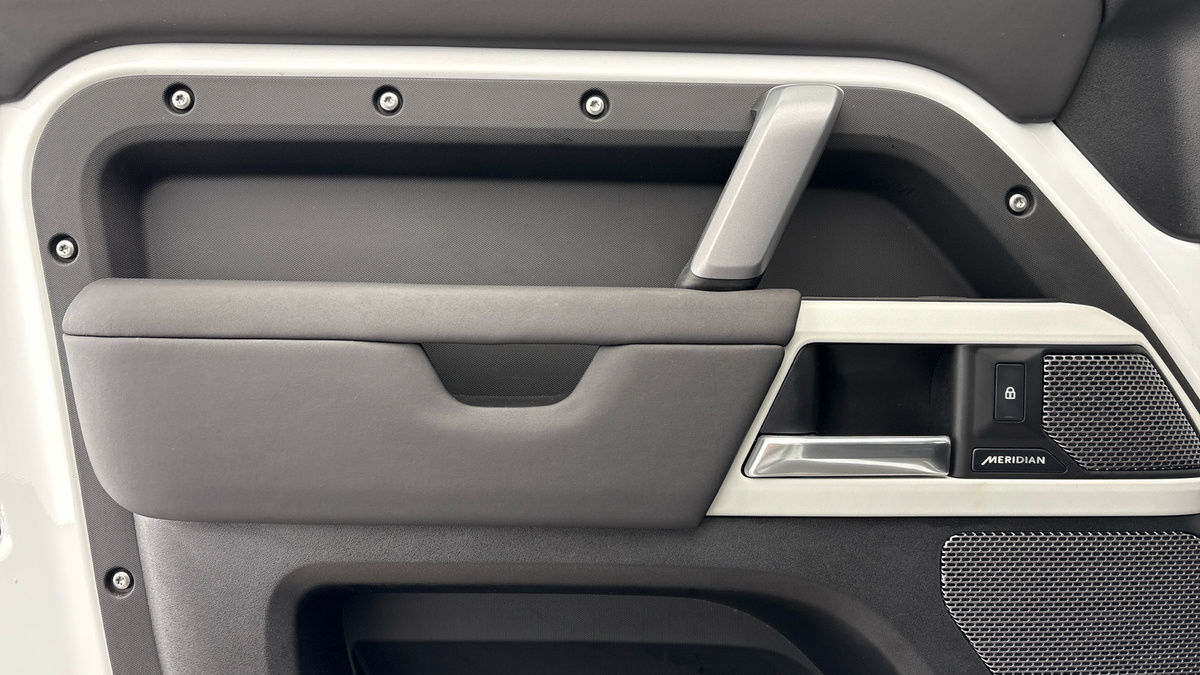 Land Rover Defender 110 Image 19