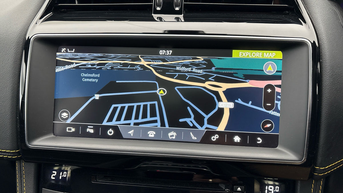 Jaguar F-PACE Image 17