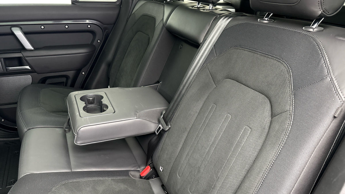 Land Rover Defender 110 Image 17