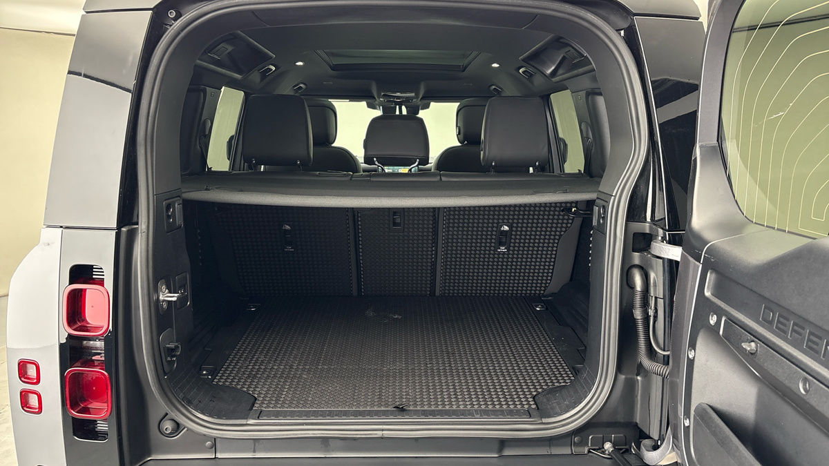 Land Rover Defender 110 Image 11