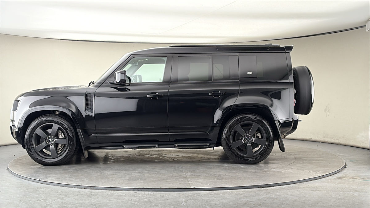 Land Rover Defender 110 Image 15