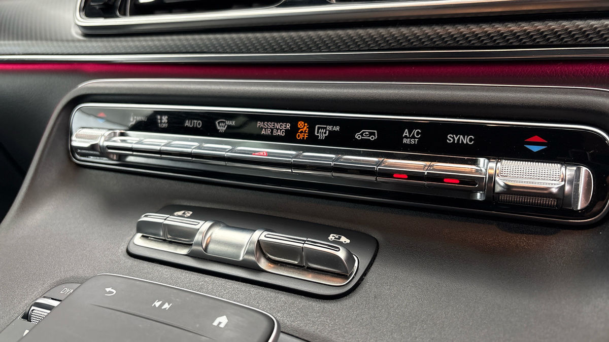 Mercedes-Benz V Class Image 28