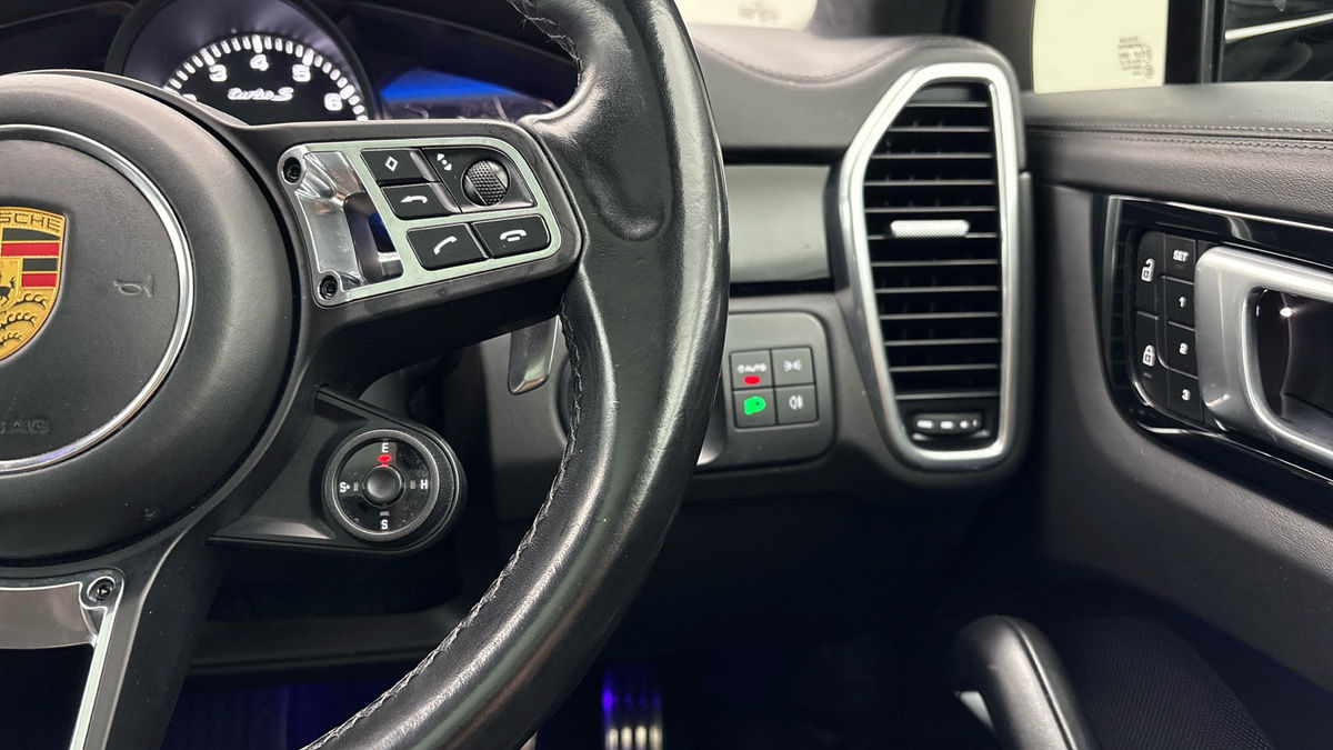 Porsche Cayenne Image 14