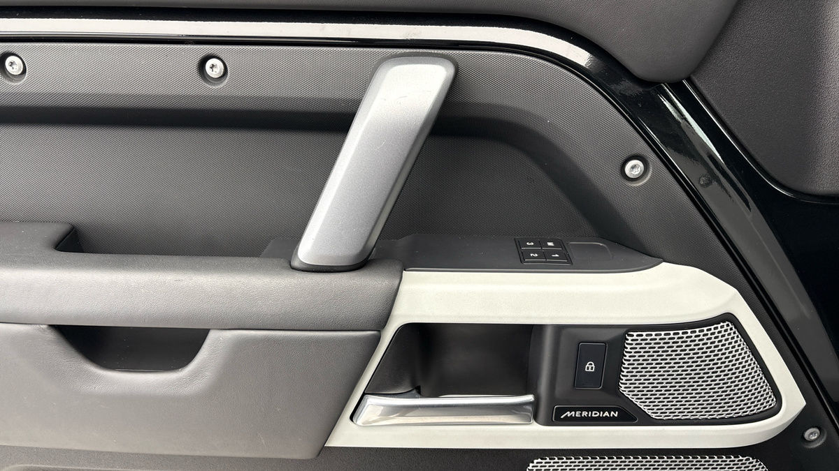 Land Rover Defender 130 Image 19