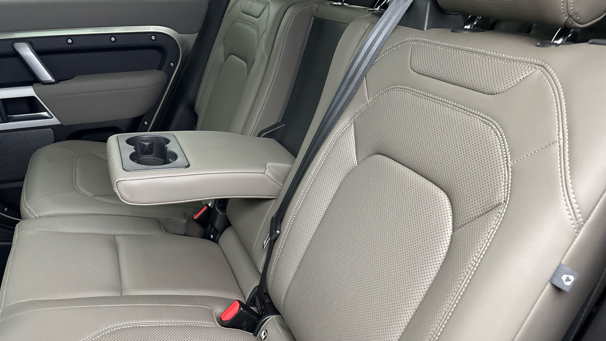 Land Rover Defender 110 Image 9