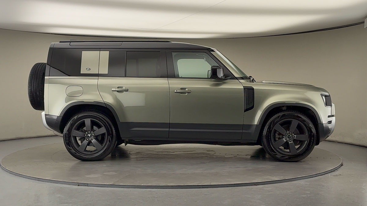 Land Rover Defender 110 Image 16